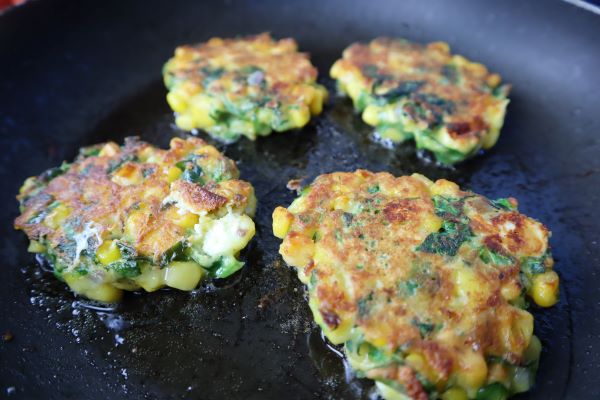 fry the corn fritters