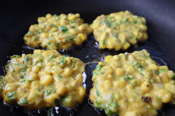 fry the corn fritters