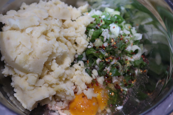 mix the ingredients for the fish cakes