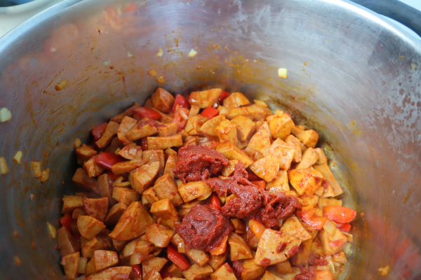 add tomato paste to Soljanka